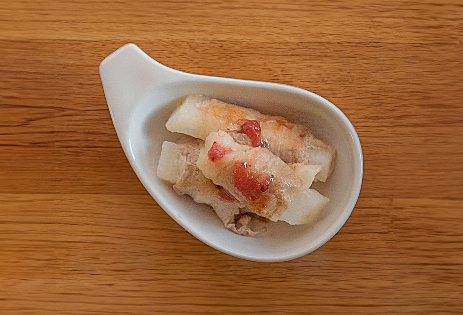 梨の豚バラ巻きトマトパインソース