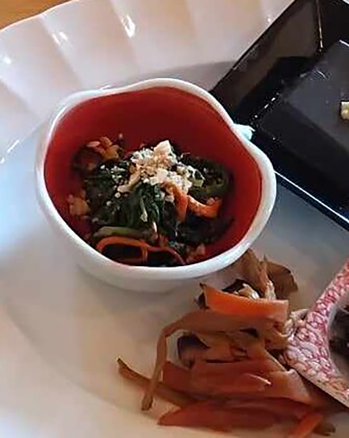 ニラと虫草花と海老の和え物