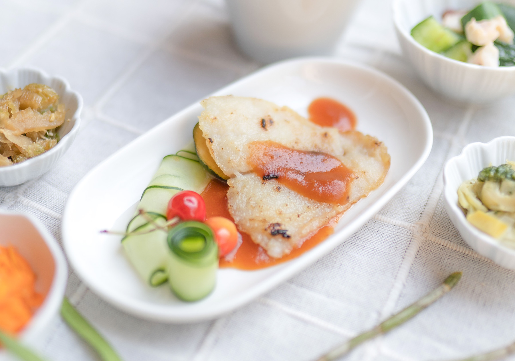 白身魚ムニエルトマトソース添え